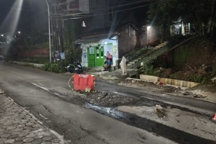 Jalan yang hancur tepat di tengah2 jalan dan di beri traffic cone dan pembatas plastik. Jum'at (27/3/2026). (dul)