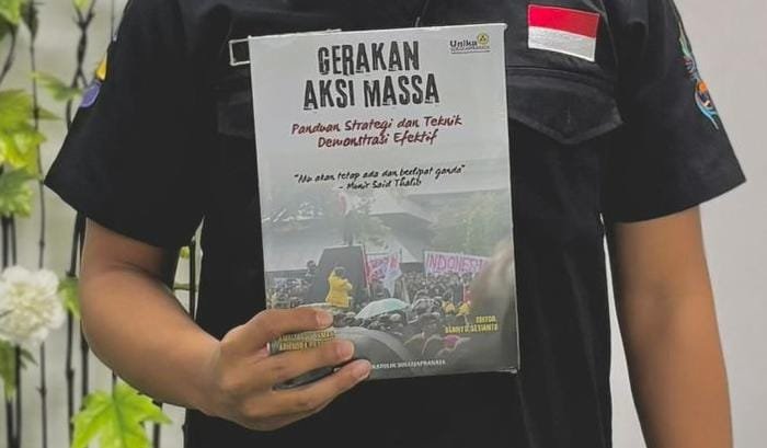 Buku "Gerakan Aksi Massa" karya dosen dan aktivis mahasiswa SCU. (ist)