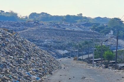 Tumpukan sampah tampak menggunung di TPA Jatibarang Semarang, Sabtu (27/9/2025). (bae)