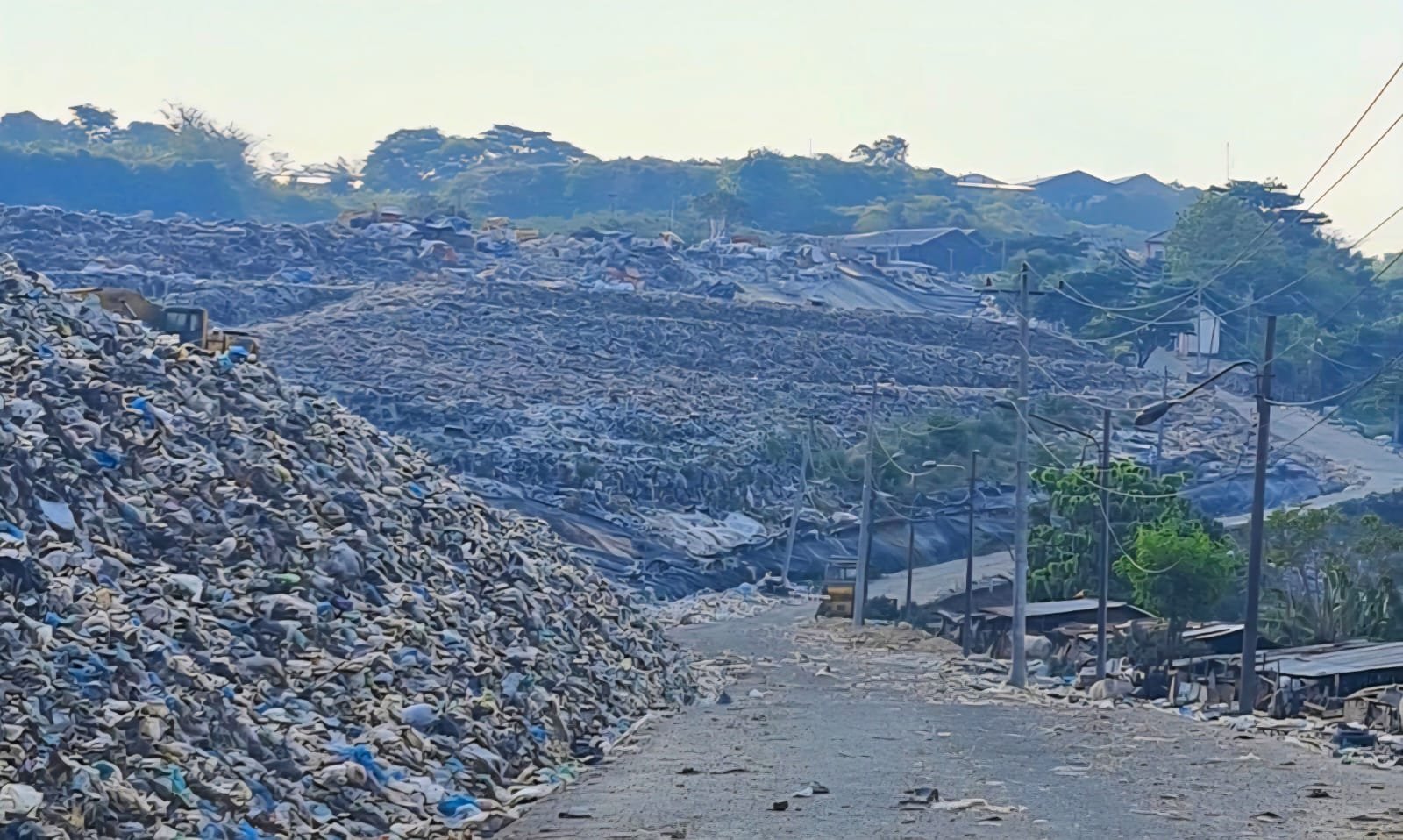 Tumpukan sampah tampak menggunung di TPA Jatibarang Semarang, Sabtu (27/9/2025). (bae)