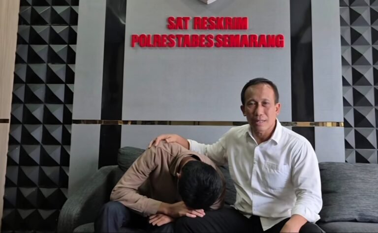 Arnendo (menunduk) didampingi kuasa hukumnya saat berada di kantor polisi menanyakan tindak lanjut laporan kasus penganiayaan. (ist)