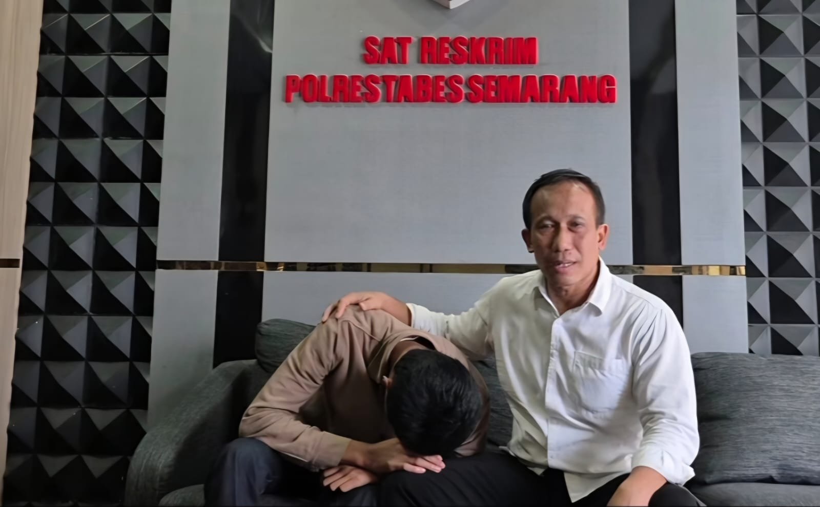 Arnendo (menunduk) didampingi kuasa hukumnya saat berada di kantor polisi menanyakan tindak lanjut laporan kasus penganiayaan. (ist)