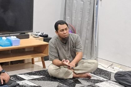 Katim Semarang Raya Satgaswil Jateng Densus 88 Polri, Iptu Yusuf saat diskusi dan buka bersama di kantor bacaaja.co, Jumat (13/3/2026). (bae)