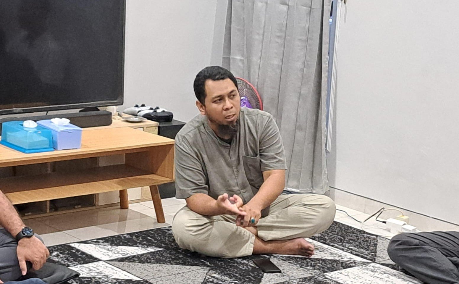 Katim Semarang Raya Satgaswil Jateng Densus 88 Polri, Iptu Yusuf saat diskusi dan buka bersama di kantor bacaaja.co, Jumat (13/3/2026). (bae)