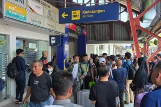 Kedatangan penumpang kereta api di Stasiun Tawang Semarang.