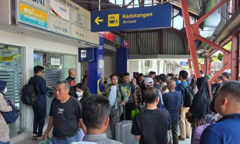 Kedatangan penumpang kereta api di Stasiun Tawang Semarang.