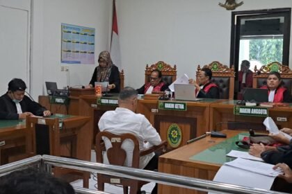 AKBP Basuki (kemeja putih) jalani sidang perdana kasus kematian dosen Untag, Rabu (11/3/2026). (bae)