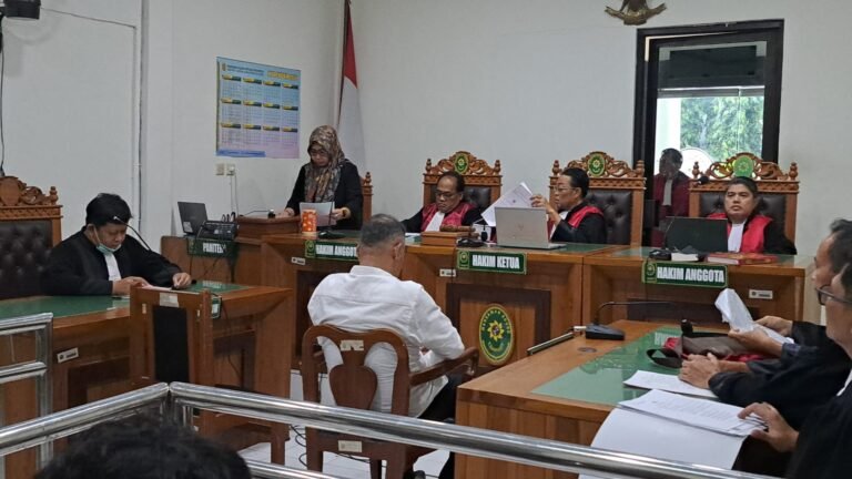 AKBP Basuki (kemeja putih) jalani sidang perdana kasus kematian dosen Untag, Rabu (11/3/2026). (bae)