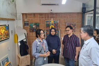 Menaker, Yaseerli (kanan) menyapa peserta magang kerja di industri kreatif Semarang, Selasa (31/3/2026). (bae)