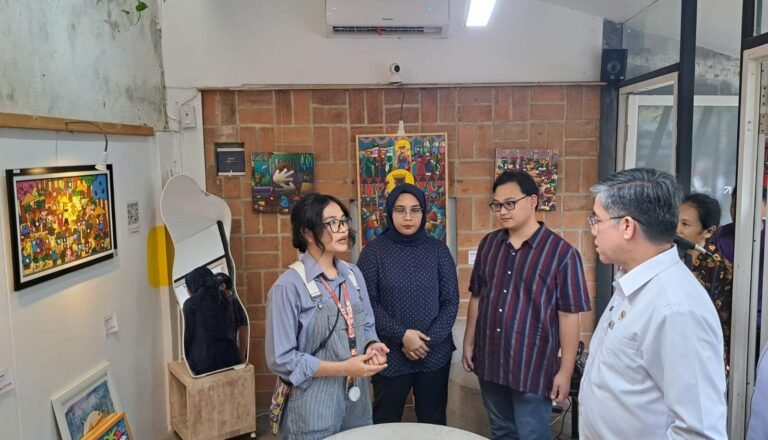 Menaker, Yaseerli (kanan) menyapa peserta magang kerja di industri kreatif Semarang, Selasa (31/3/2026). (bae)
