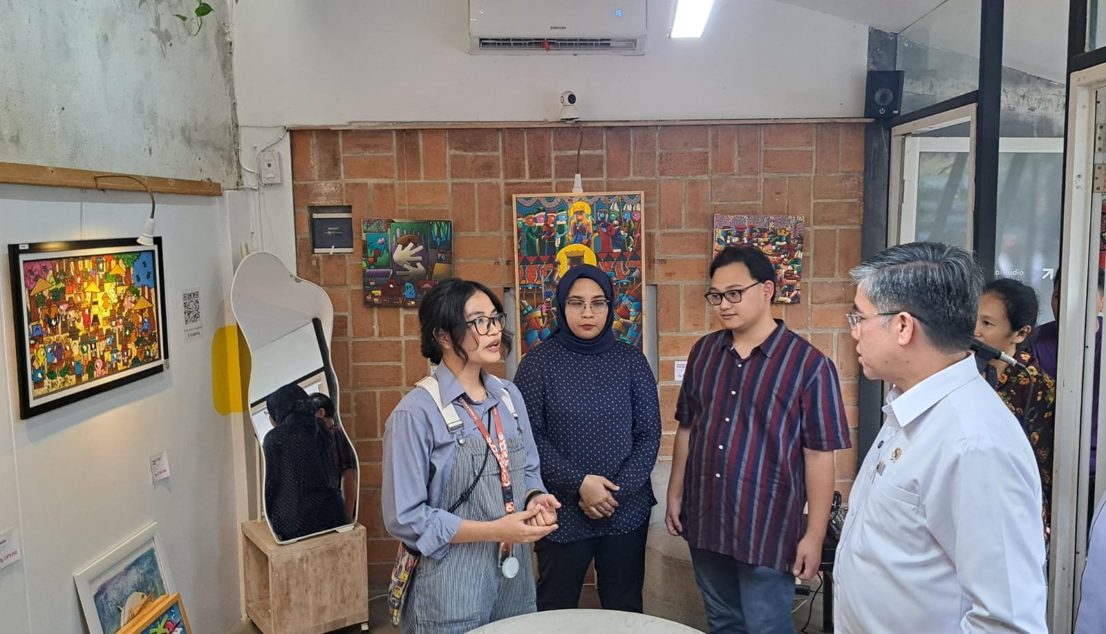 Menaker, Yaseerli (kanan) menyapa peserta magang kerja di industri kreatif Semarang, Selasa (31/3/2026). (bae)