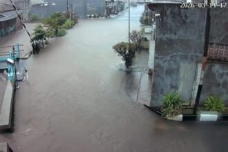 Tangkapan layar dari CCTV memperlihatkan genangan air menutupi jalan di Banyumanik, Kota Semarang, Sabtu (14/03/2026). (ist)
