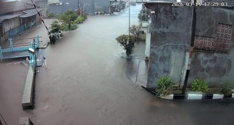 Tangkapan layar dari CCTV memperlihatkan genangan air menutupi jalan di Banyumanik, Kota Semarang, Sabtu (14/03/2026). (ist)