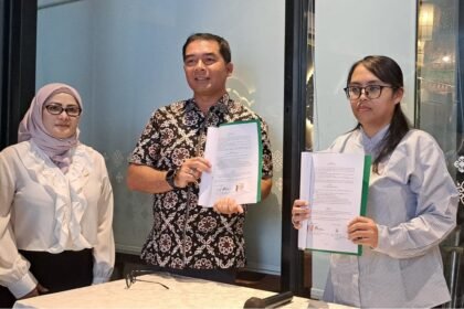 Chief Operating Officer (COO) BacaAja, Puji Utami (kanan) dan Ketua Peradi SAI Kota Semarang, Luhut Sagala (tengah) foto bersama usai menandatangani MoU, Selasa (3/3/2026). (bae)