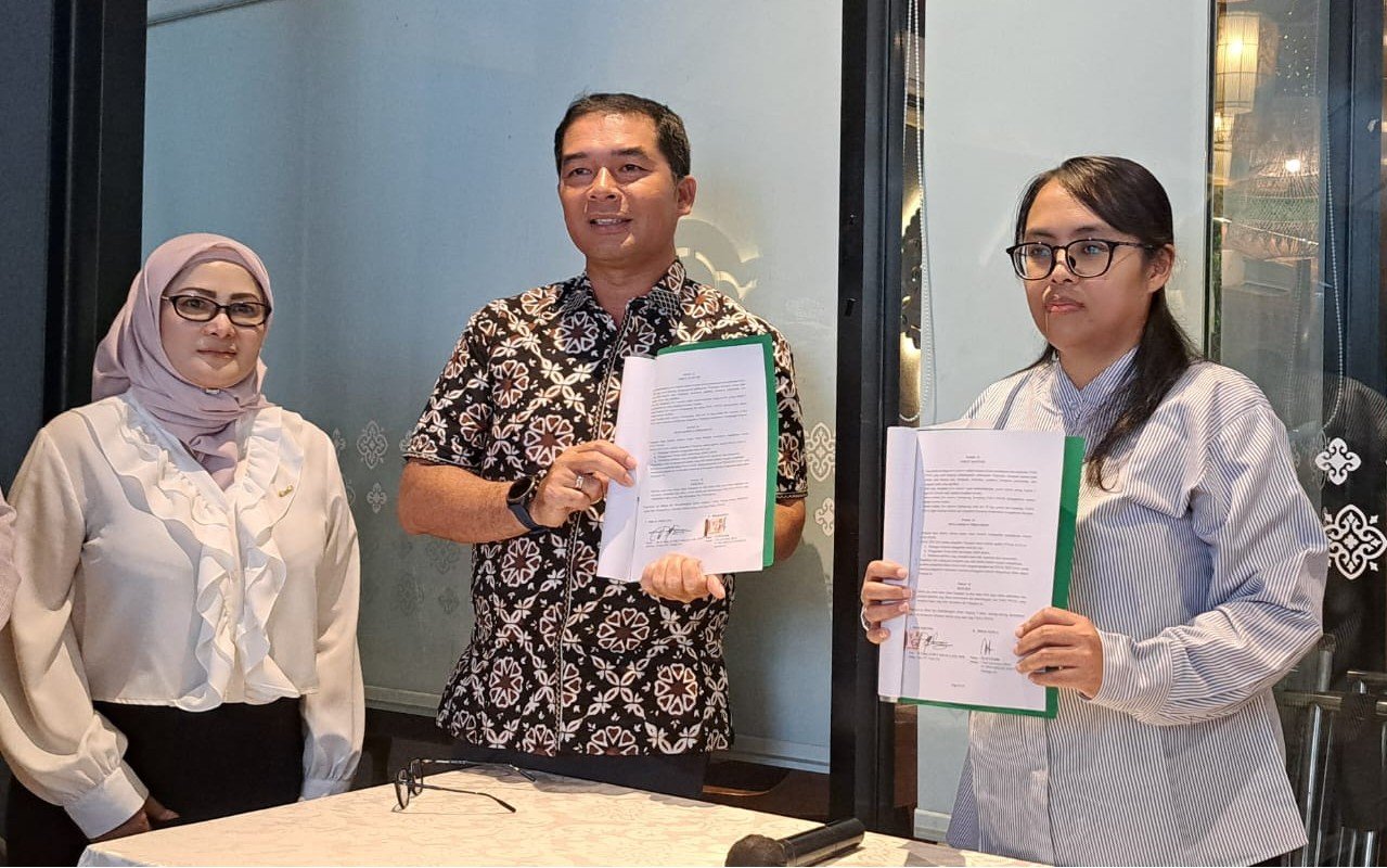 Chief Operating Officer (COO) BacaAja, Puji Utami (kanan) dan Ketua Peradi SAI Kota Semarang, Luhut Sagala (tengah) foto bersama usai menandatangani MoU, Selasa (3/3/2026). (bae)