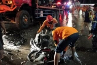 Ilustrasi petugas mengevakuasi bangkai kendaraan korban kecelakaan beruntun.