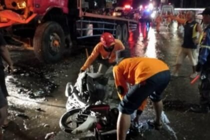 Ilustrasi petugas mengevakuasi bangkai kendaraan korban kecelakaan beruntun.