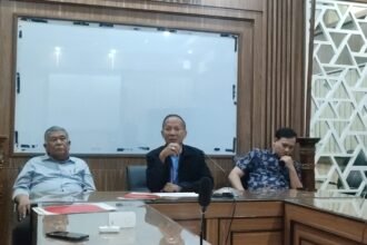 Jajaran pejabat FH Untag Semarang menunjukkan bukti proses doktoral Bupati Fadia Arafiq, Rabu (11/3/2026). (ist)