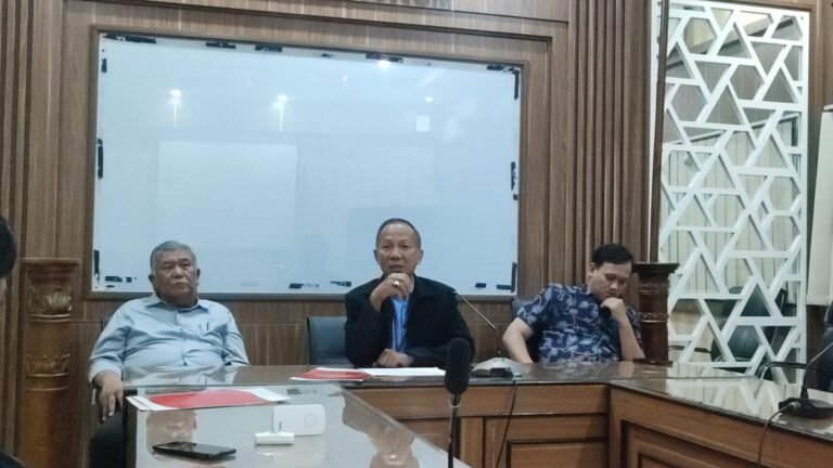 Jajaran pejabat FH Untag Semarang menunjukkan bukti proses doktoral Bupati Fadia Arafiq, Rabu (11/3/2026). (ist)