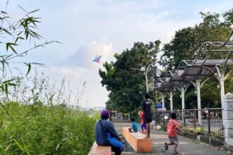 Sejumlah anak bermain layangan di kawasan Banjir Kanal Barat, Semarang, Jumat (13/3/2026).