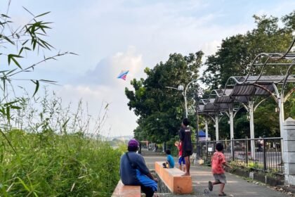 Sejumlah anak bermain layangan di kawasan Banjir Kanal Barat, Semarang, Jumat (13/3/2026).