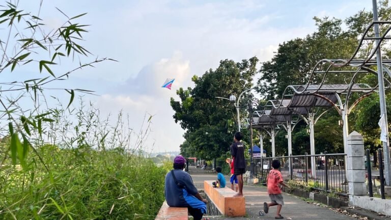 Sejumlah anak bermain layangan di kawasan Banjir Kanal Barat, Semarang, Jumat (13/3/2026).