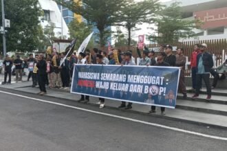 Sejumlah mahasiswa menggelar aksi di depan Masjid Raya Baiturrahman Semarang, mendesak Indonesia keluar dari BoP, Jum'at (13/3/2026). (dul)