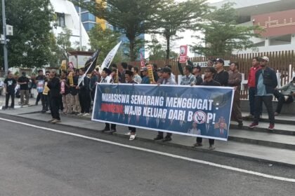 Sejumlah mahasiswa menggelar aksi di depan Masjid Raya Baiturrahman Semarang, mendesak Indonesia keluar dari BoP, Jum'at (13/3/2026). (dul)