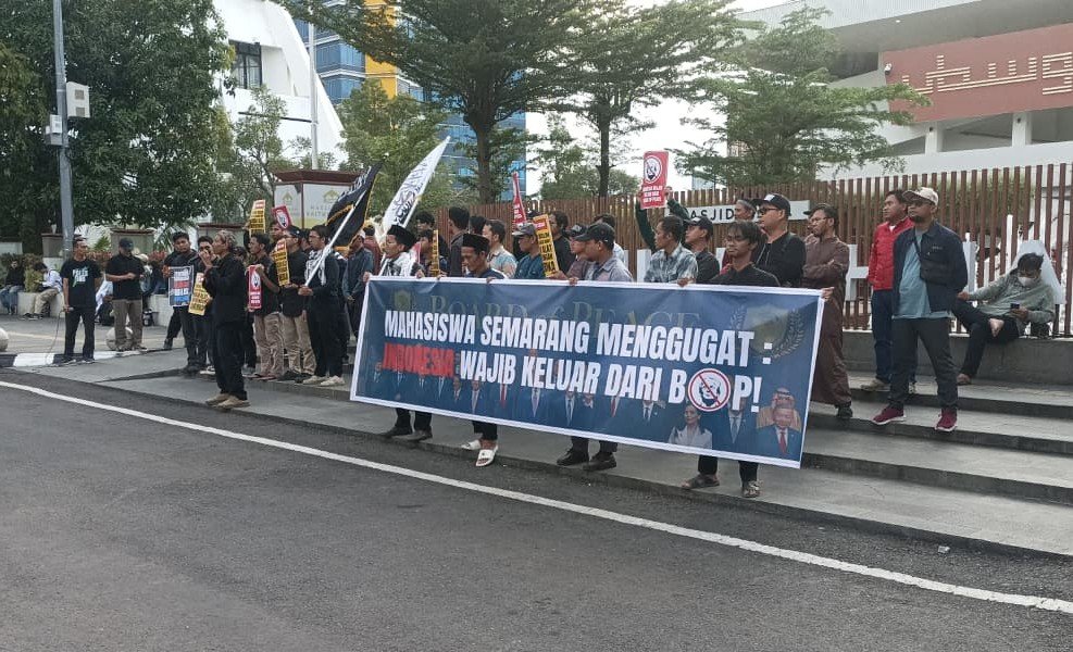 Sejumlah mahasiswa menggelar aksi di depan Masjid Raya Baiturrahman Semarang, mendesak Indonesia keluar dari BoP, Jum'at (13/3/2026). (dul)