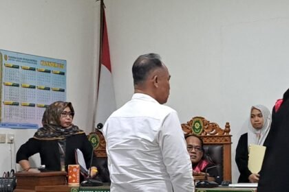 AKBP Basuki berdiri usai jalani sidang di PN Semarang, Rabu (11/3/2026). (bae)