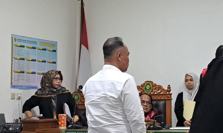 AKBP Basuki berdiri usai jalani sidang di PN Semarang, Rabu (11/3/2026). (bae)