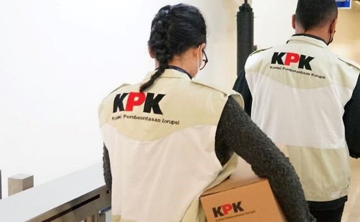 Ilustrasi petugas Komisi Pemberantasan Korupsi (KPK) saat melakukan Operasi Tangkap Tangan (OTT).
