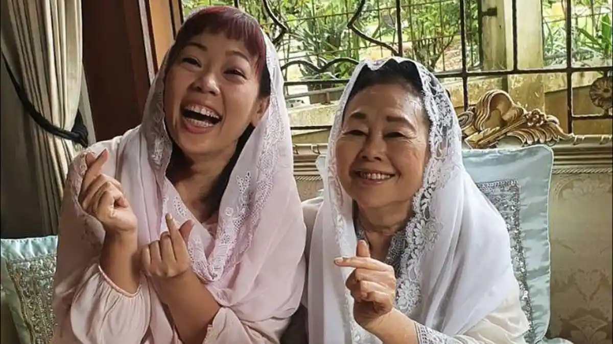 Inayah Wahid dan sang ibu Sinta Nuriyah Wahid.