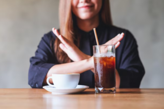 Ilustrasi pecinta kopi 'menyingkirkan' menu Americano, dengan mengganti namanya.