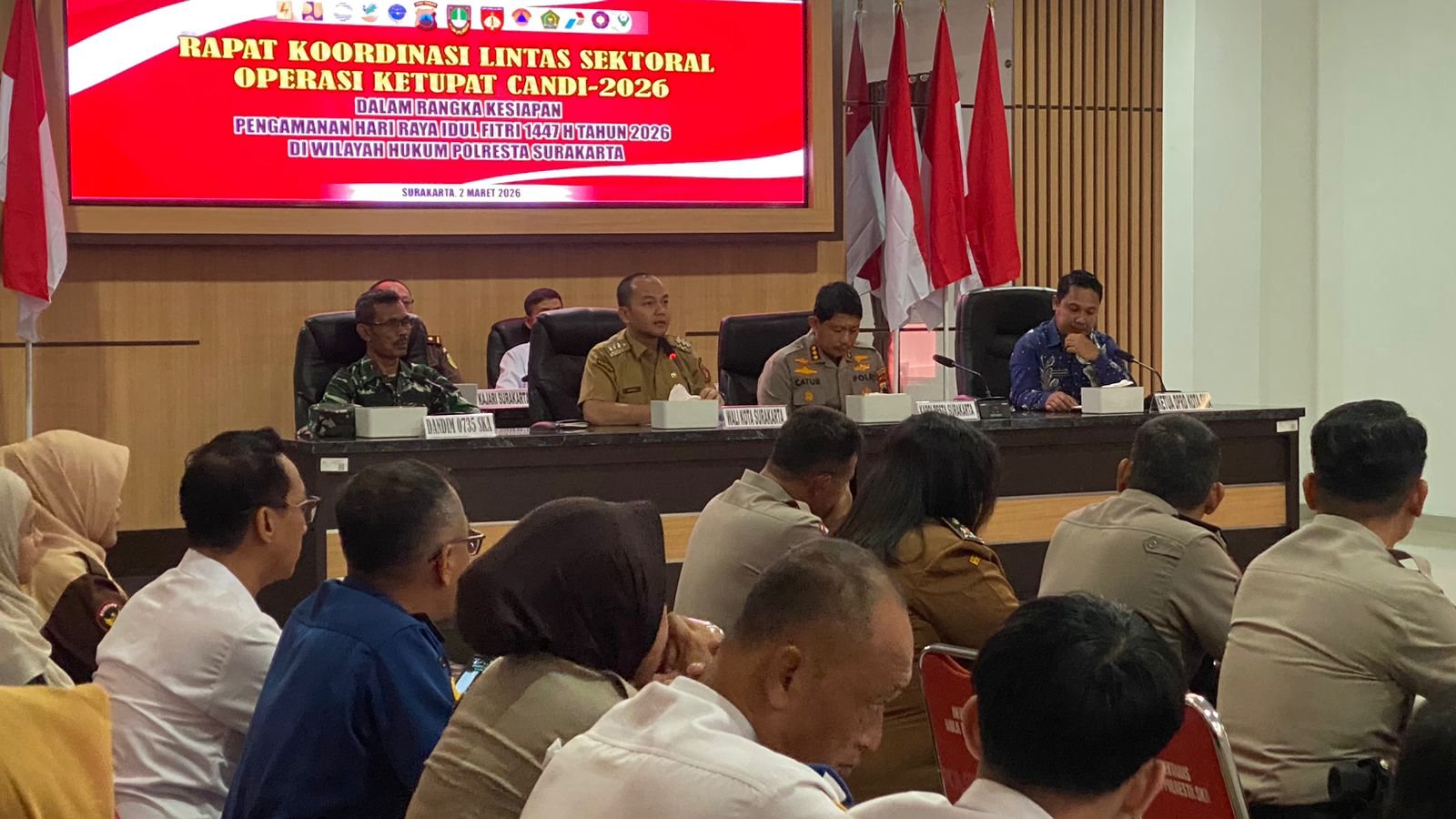 Wali Kota Solo, Respati Ardi, saat menghadiri Rapat Koordinasi Lintas Sektoral kesiapan pengamanan Idul Fitri 1447 H di Polresta Surakarta, Senin (2/3/2026).