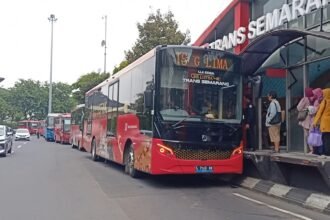 Penumpang bersiap menaiki bus listrik armada BRT Trans Semarang.
