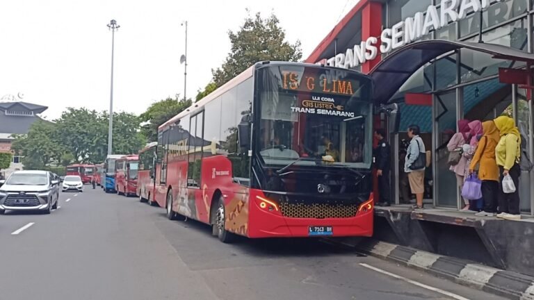 Penumpang bersiap menaiki bus listrik armada BRT Trans Semarang.