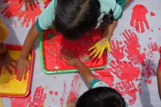 Cap tangan tolerasi oleh 125 anak usia dini dari berbagai latar belakang keyakinan di Temanggung yang mengikuti kegiatan safarai toleransi, Rabu (4/3/2026).