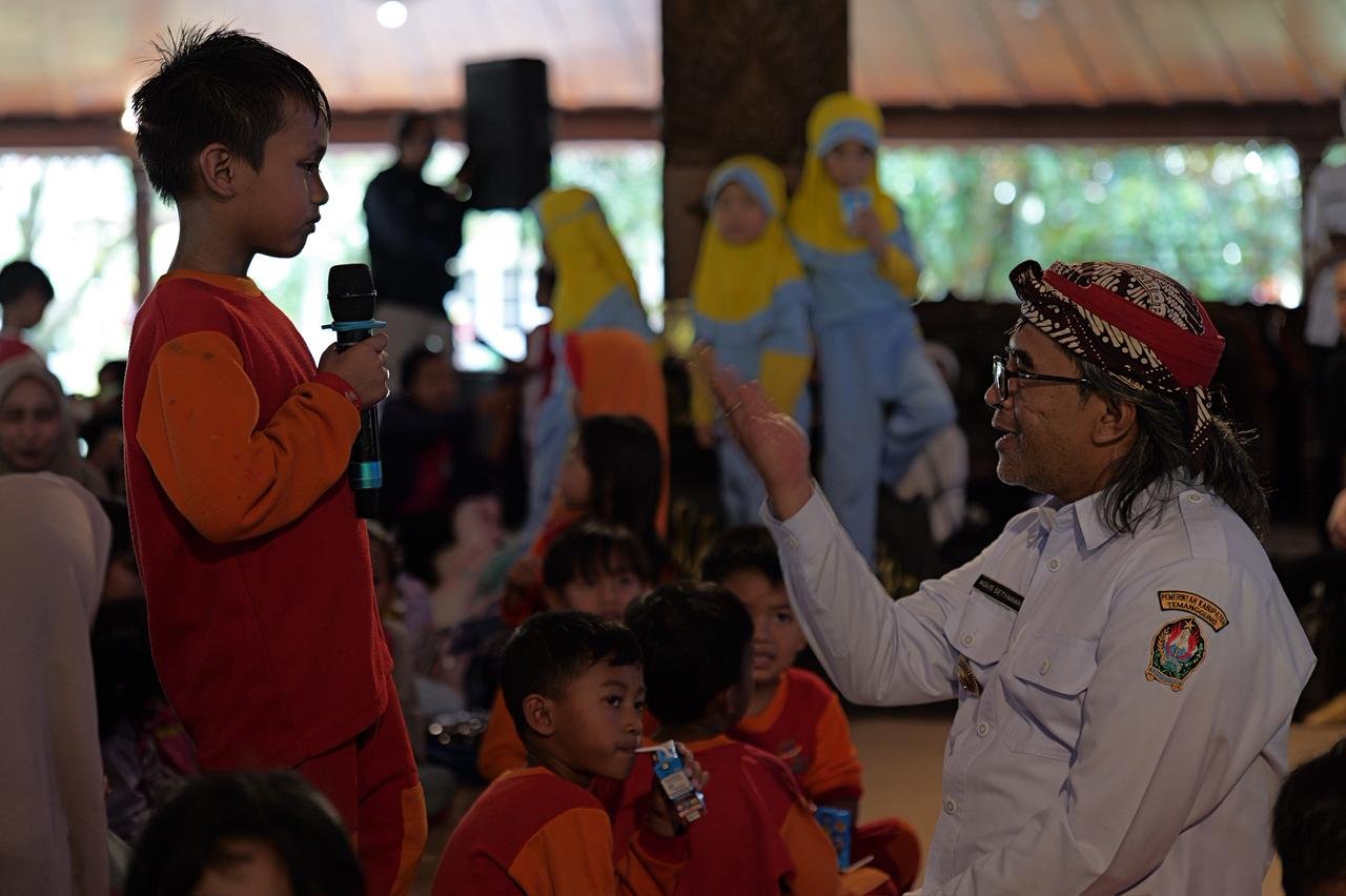 Bupati Temanggung Agus Setyawan bercengkrama dengan anak usia dini peserta safari toleransi, Rabu (4/3/2026).