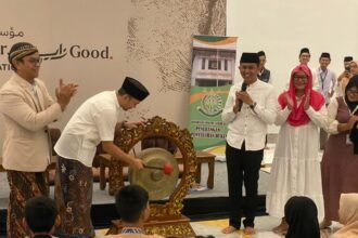 Wali Kota Solo Respati Ardi pukul gong sebagai tanda lanching program Jaksa Sayang Anak oleh Kejaksaan Negeri Surakarta, Rabu (4/3/2026).
