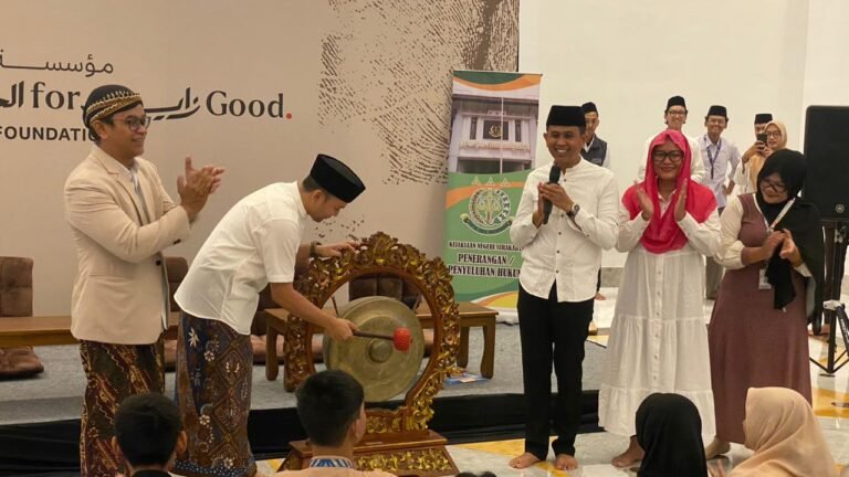Wali Kota Solo Respati Ardi pukul gong sebagai tanda lanching program Jaksa Sayang Anak oleh Kejaksaan Negeri Surakarta, Rabu (4/3/2026).