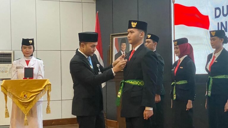 Wali Kota Solo Respati Ardi mengukuhkan Duta Pancasila Paskibraka Indonesia (DPPI) Kota Solo Periode 2026-2030, di Balai Tawangarum Balai Kota Solo, Kamis (5/3/2026).