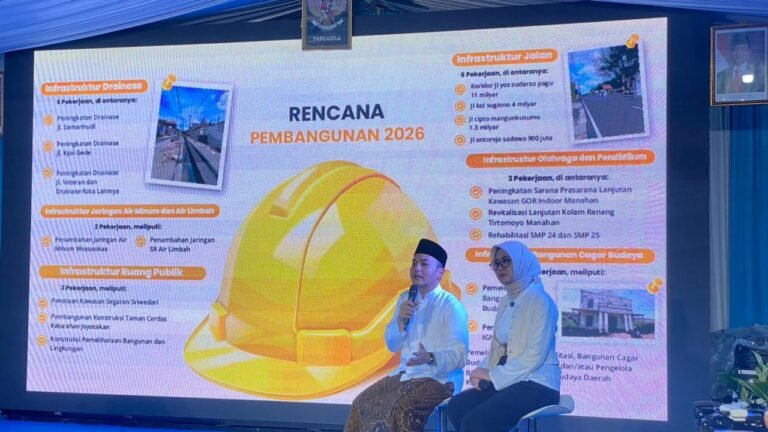 Wali Kota Solo dan Wakil Wali Kota Solo, Respati Ardi-Astrid Widayani, beber pencapaian selama setahun memimpin Solo, saat ngabuburit bareng warga di Monumen Apem Sewu Bantaran Sungai BBWS Bengawan Solo, Jumat (6/3/2026).