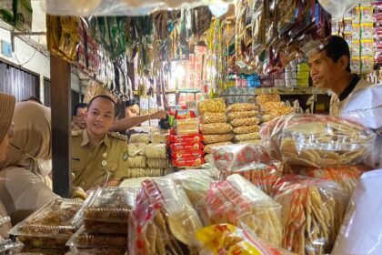 Wali Kota Solo, Respati Ardi bersama Perum Bulog, Kantor Perwakilan Bank Indonesia dan Satgas Pangan Surakarta mengecek stok dan harga bahan pokok dan barang penting (Bapokting) di Pasar Nusukan pada Selasa (10/3/2026).