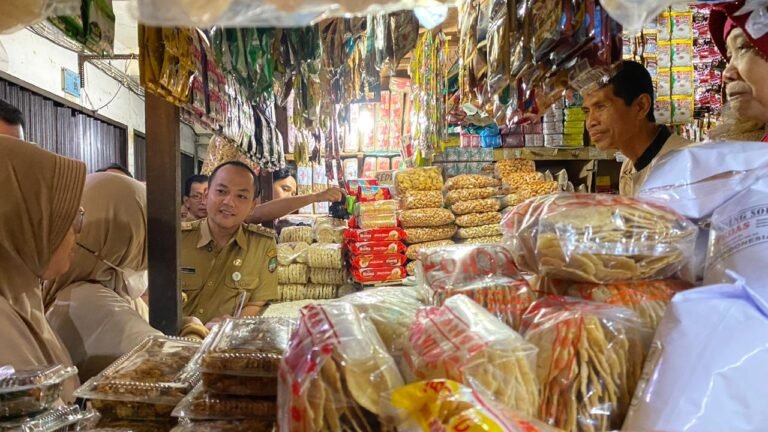 Wali Kota Solo, Respati Ardi bersama Perum Bulog, Kantor Perwakilan Bank Indonesia dan Satgas Pangan Surakarta mengecek stok dan harga bahan pokok dan barang penting (Bapokting) di Pasar Nusukan pada Selasa (10/3/2026).