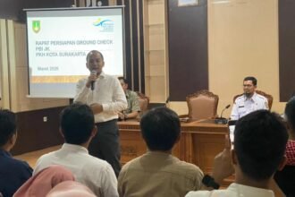 Wali Kota Solo Respati Ardi memberikan arahan pelaksanaan Ground Check PBI JK di kantor Dinas Sosial Surakarta, Rabu (11/3/2026).