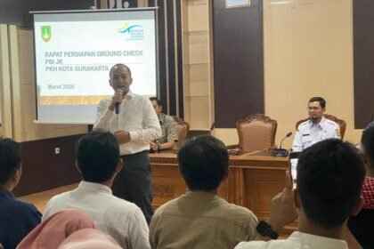 Wali Kota Solo Respati Ardi memberikan arahan pelaksanaan Ground Check PBI JK di kantor Dinas Sosial Surakarta, Rabu (11/3/2026).
