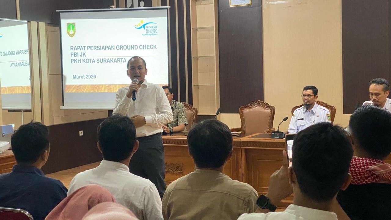 Wali Kota Solo Respati Ardi memberikan arahan pelaksanaan Ground Check PBI JK di kantor Dinas Sosial Surakarta, Rabu (11/3/2026).