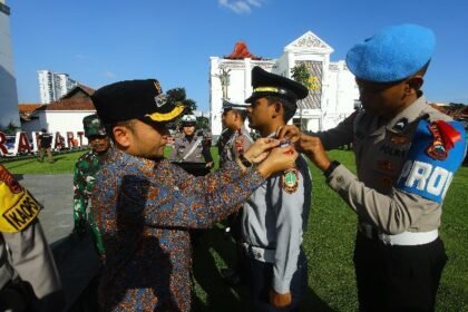 Wali Kota Solo Respati Ardi mengikuti Apel Gelar Pasukan Operasi Ketupat Candi 2026 dalam rangka pengamanan mudik dan perayaan lebaran di Mapolresta Surakarta, Kamis (12/3/2026).