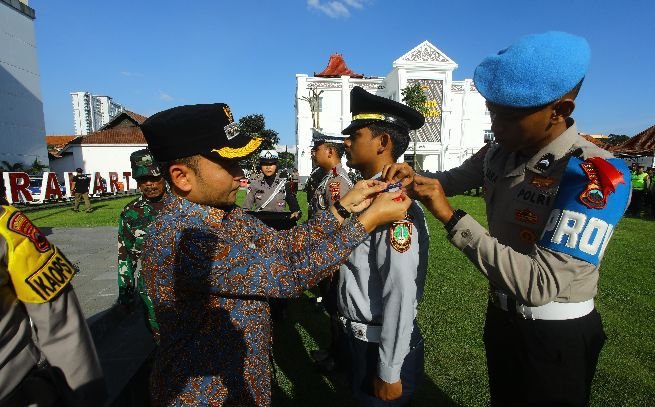 Wali Kota Solo Respati Ardi mengikuti Apel Gelar Pasukan Operasi Ketupat Candi 2026 dalam rangka pengamanan mudik dan perayaan lebaran di Mapolresta Surakarta, Kamis (12/3/2026).